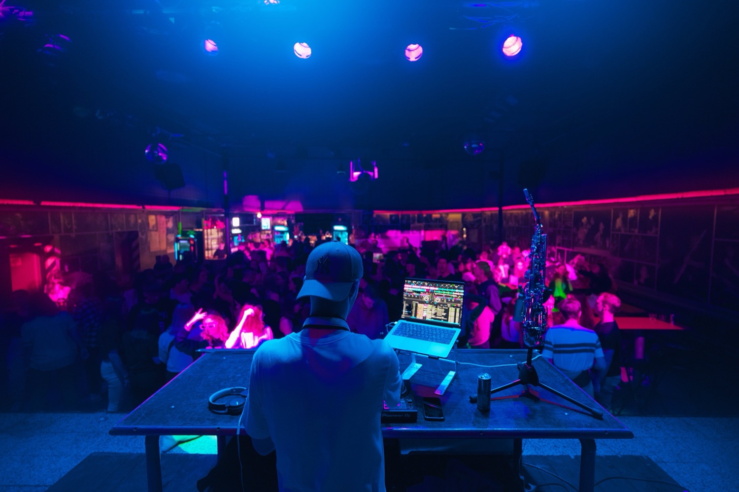 OSKARSAX za DJ pultem se saxofonem na klubové párty