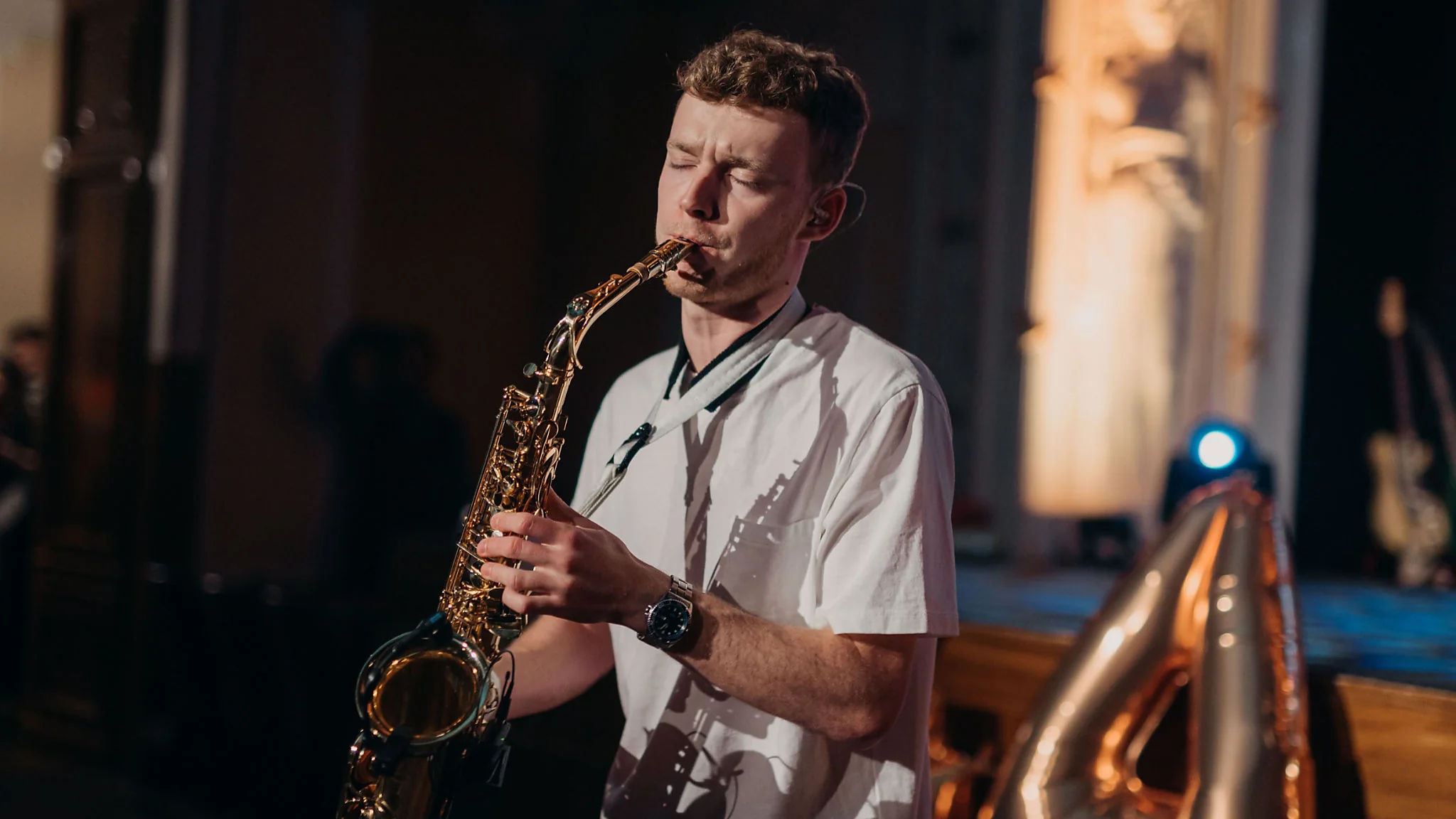 DJ a saxofonista OSKARSAX při vystoupení