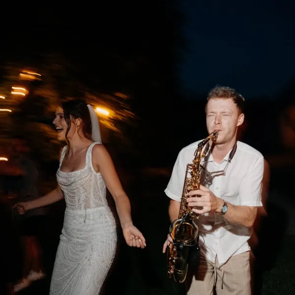 Nevěsta tančí se saxofonistou OSKARSAX na večerní svatební party