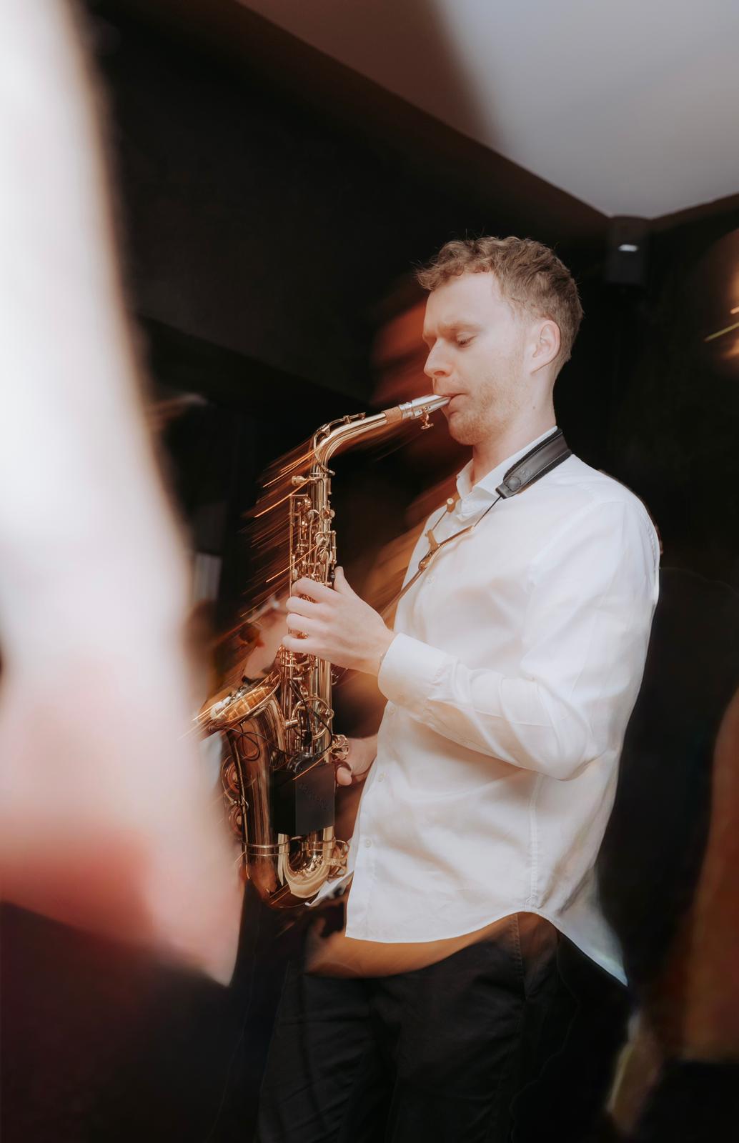 Saxofonové vystoupení na večerní party
