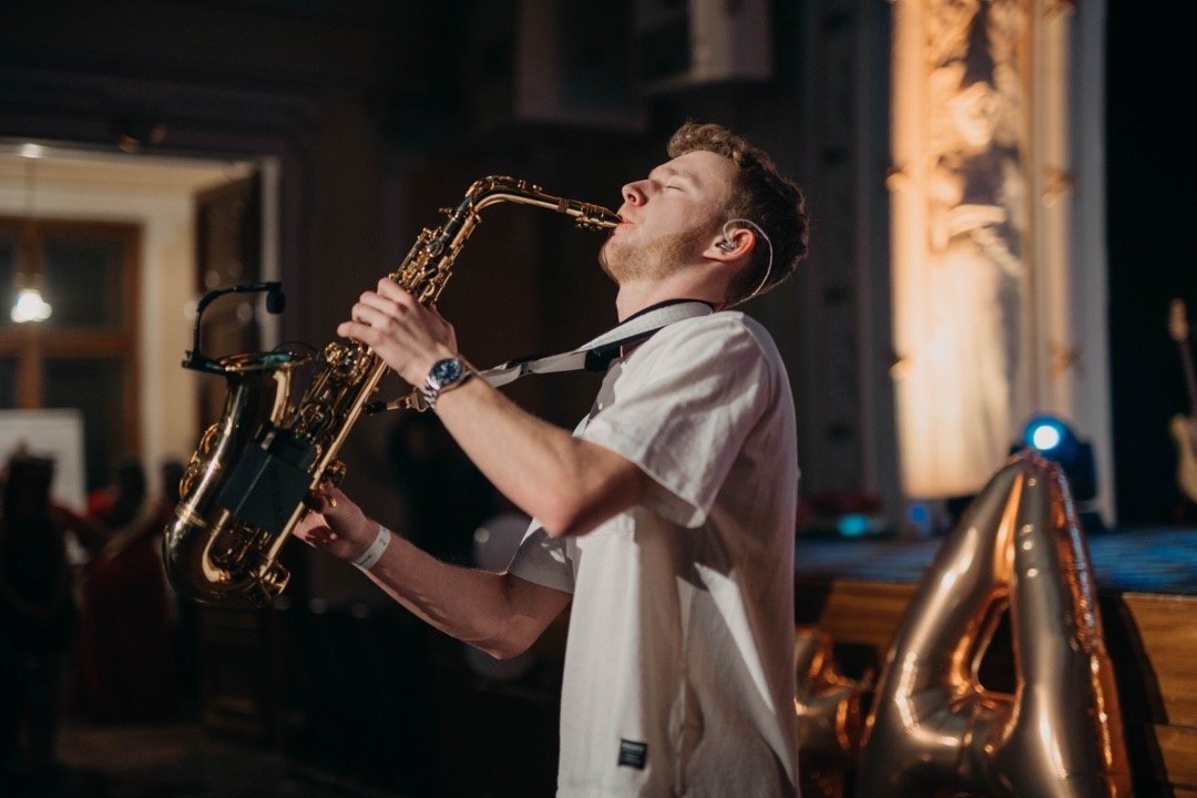 OSKARSAX hraje na saxofon