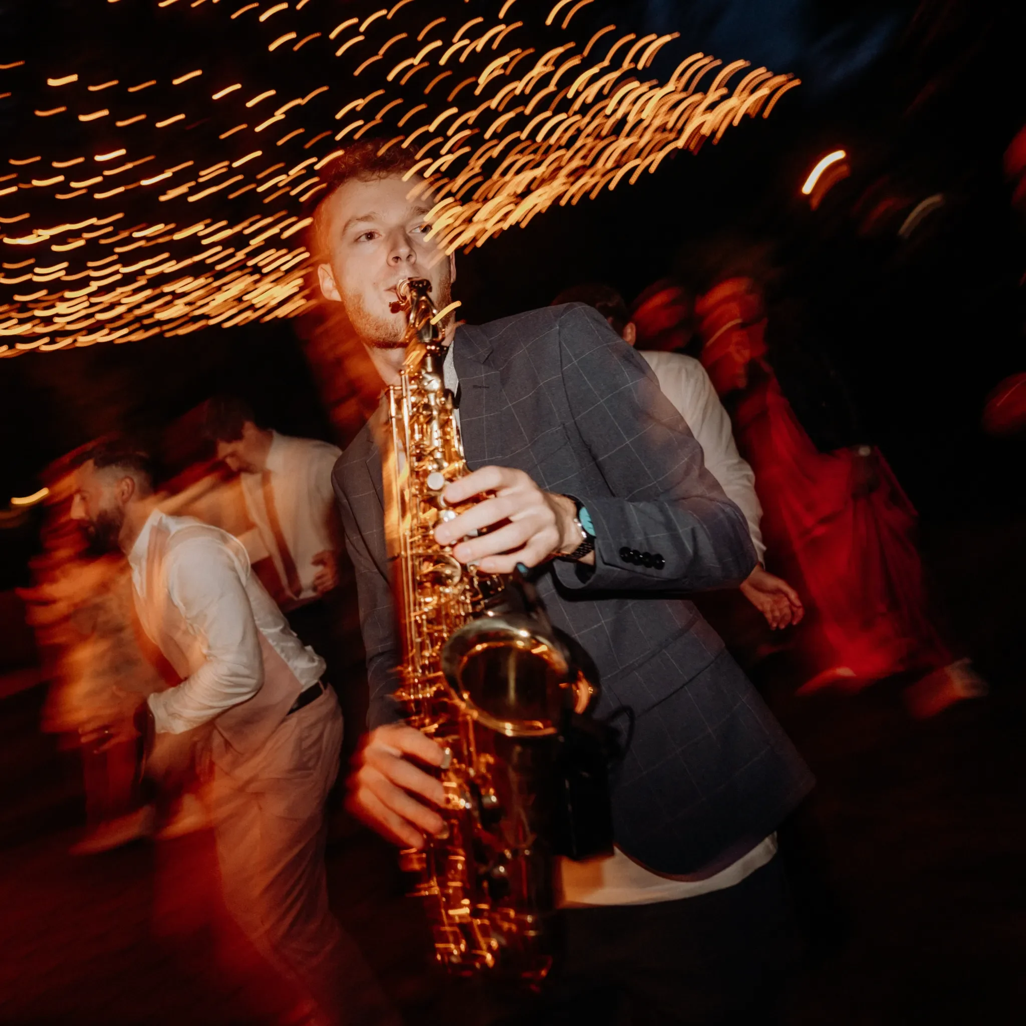 Saxofon mezi hosty na svatební party