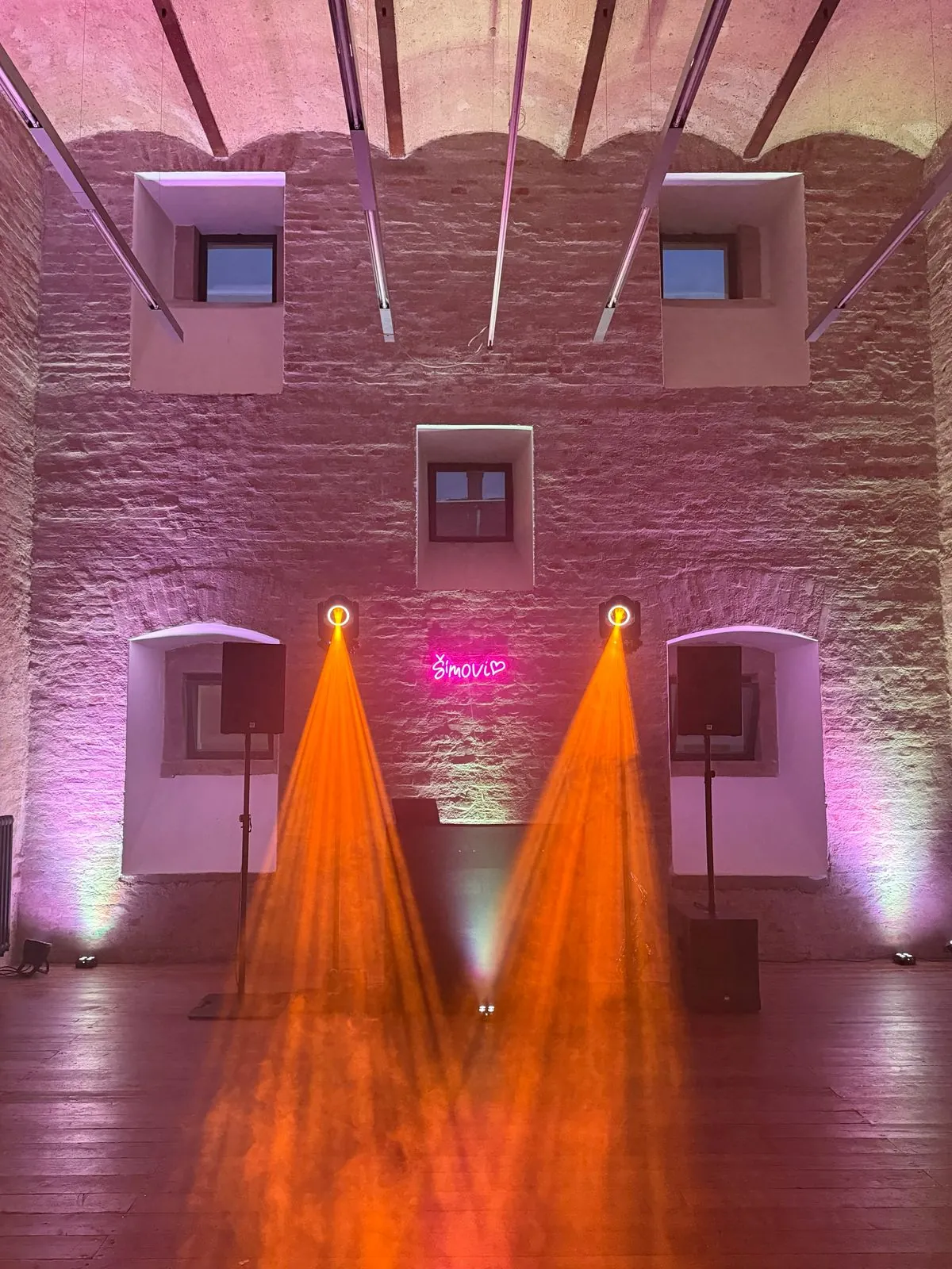 Světelná a zvuková technika OSKARSAX připravená na svatební party